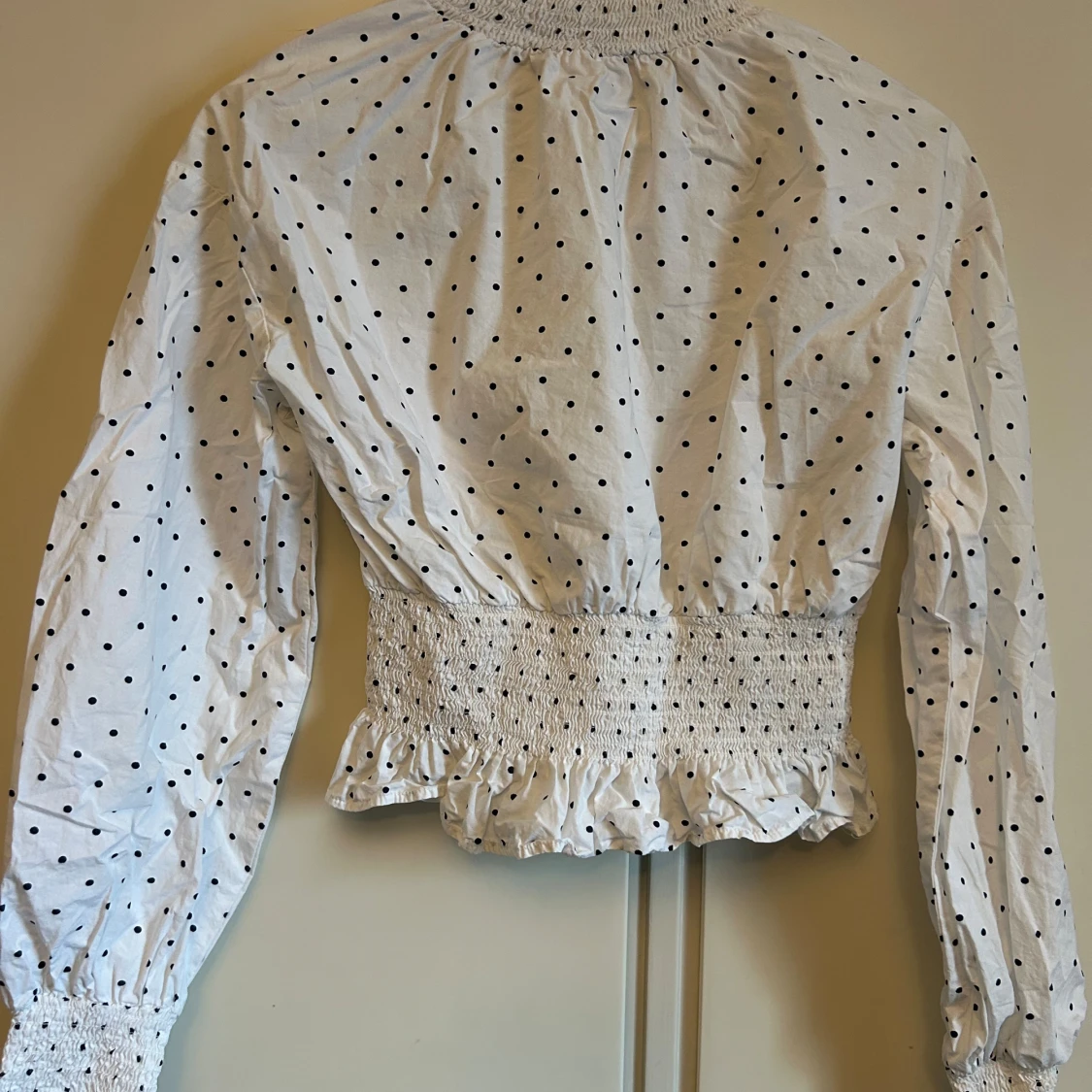 Vit och svartprickig blus - 90