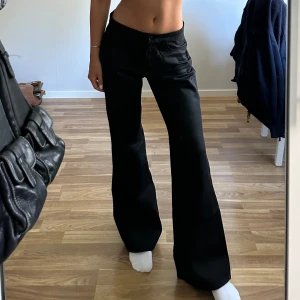 Lågmidjade byxor  - Fina low/midrise bootcut byxor! Ser lite ut som en blandning av jeans och kostymbyxor. Storlek 38. Midja: ca 82cm runt om. Innerben: ca 80cm. Jag är ca 169cm och brukar ha storlek 38 för referens. Skriv vid fler funderingar! Använd gärna köp nu😇