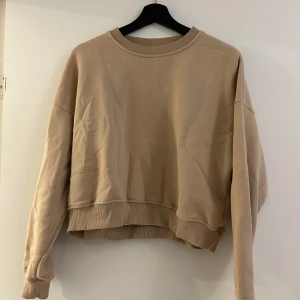 Sweatshirt - Beige sweatshirt i storlek xs/s. Fint skick