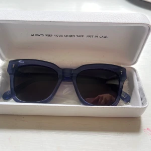 Chimi 007 - Blåa Chimi solglasögon i modell 007