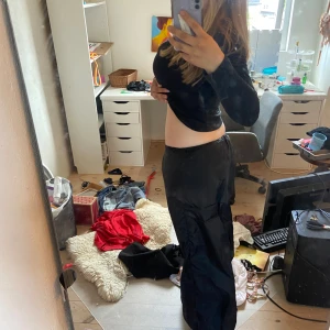  Parachute pants  - Säljer dessa jätte fina parachute pants. De är köpt på nätet för 300, säljer för att de inte används. Är lite tunnare så bra för sommaren. Skriv för fler bilder och eventuella imperfektioner. Går att pruta, använd köp nu, köpare står för frakt.