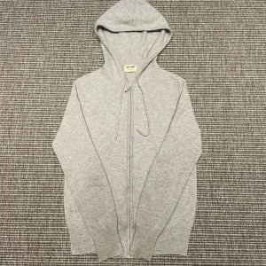 Soft Goat hoddie  - Hej! Säljer nu dessa super exklusiva och eftertraktade soft Goat hoddien. Nyskick! Inga defekter. L men blivit krymt så passar S perfekt. Sjukt härligt nu till kyliga sommarkvällar 