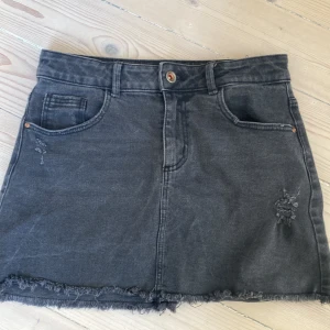 Jeanskjol - En jeanskjol perfekt nu till sommaren! Den är ganska stor i storleken då den passar mig som har stl S.