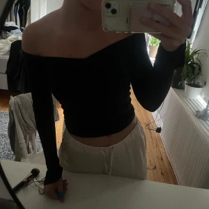 Svart topp - Svart off shoulder topp från Gina tricot, stl s, 80kr