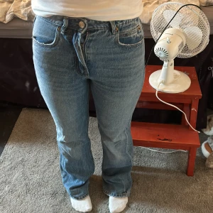 Jeans  - Säljer ett par jeans från stradivarius . Dom e boutcut och är medel höga.