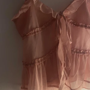 Zara rosa topp - Säljer denna jätte söta liknande toppen från zara med volang detaljer i strorlek xs💘 Använd en gång så som ny! Bara fråga om ni funderar över något. Om ni ska köpa så skriv till mig först!  Tryck inte på köp nu!!💕💕☺️