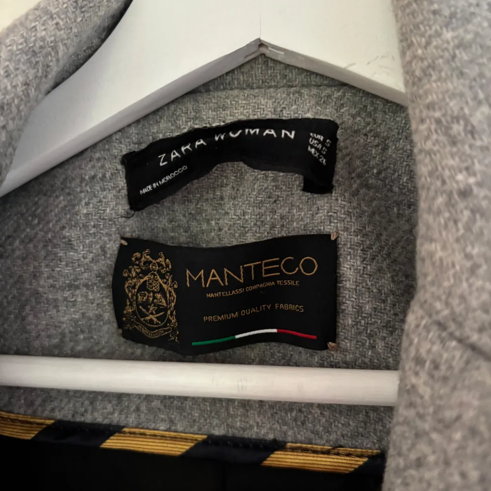 Zara Ull kappa från deras lyxigare vinter avdelning med finare kvalité som är i samarbete med MANTECO. Storlek S/36. Använd 2-3 gånger super fint skick fortfarande. Ljusgrå färg. Köpt i London.. Jackor.