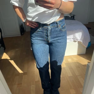 Zara Jeans - Straight leg jeans från Zara i en fin mörkblå färg! Dom är i nyskick 💘