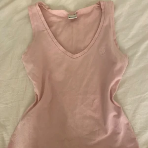 Rosa topp - Säljer denna vintage tröjan från Gina tricot. Den är i super bra skick då den bara använts ett fåtal gånger💗