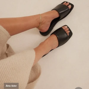 Läder sandaler - Äkta sandaler/ tofflor i läder. Från nakd. Använda men i gott skick. Nypris 649 på nakd.39 men har själv 38 å de passar perfekt. Bekväma