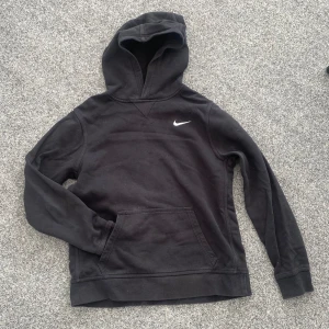 Svart hoodie - Säljer en svart Nike hoodie🤩Passar till tjejer & killar! Står storlek XL, men det är barnstorlek (13-16YRS/158-170cm). Så passar nog XS-S🙌🏻I använt skick men bra, har en liten fläck på ena armen (se bild 4), kan nog gå bort i tvätten🤗Kolla min profil😚