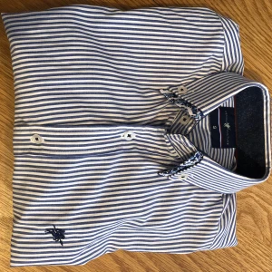 Slimfit skjorta strlk S blåvitrandig - Mycket bra skick använd 1 gång.blåvitrandig skjorta . Slimfit . Skickas endast.