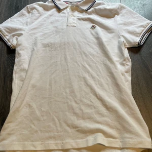 Moncler Pike - En vit Moncler Pike. Pris kan diskuteras vid snabb affär.