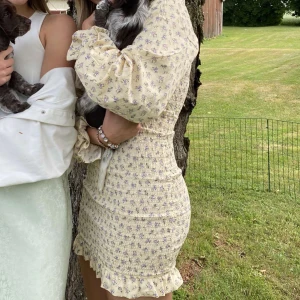 Sommarklänning - Säljer denna superfina klänning som endast är använd en midsommar för två år sedan och sen dess har den bara hängt i garderoben💗storlek 34 från nakd, men skulle säga att de är en 36a💗pris kan diskuteras 