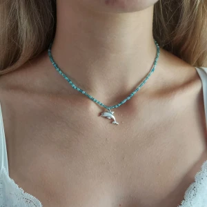 Halsband med delfin - Handgjort halsband med blåa pärlor och en silvrig delfin🌊🌙  Kan skickas eller hämtas, vi står ej för frakt😇