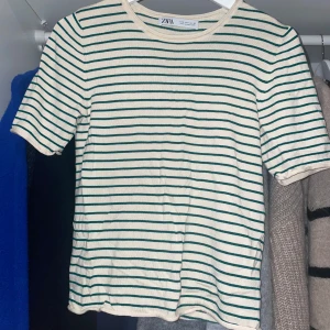 Randig T-shirt  - Superfin och skön tunn stickad randig t-shirt från zara