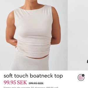  soft touch boatneck top - Helt ny i storlek m  Köpte två därav att jag säljer en om någon är intresserad .  Helt ny med prislapp