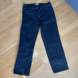 Svarta jeans  - Ett par svarta jeans från H&M. Nästintill oanvända. 