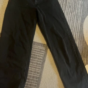 Grå/svarta  jeans - Grå jeans från Lindex.