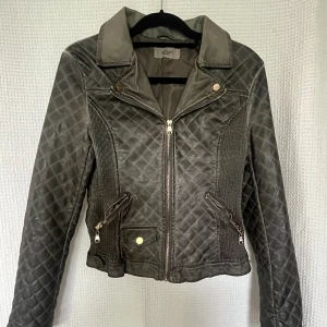 Italiensk Grön skinnjacka  - Super snygg jacka i nyskick inköpt i Italien 🇮🇹  Nypris 3000kr