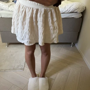 Skorts från zara - Säljer dessa supercoola Skorts från zara, dvs kjol men inbyggda shorts. Passar till allt å så fin struktur. Inga defekter