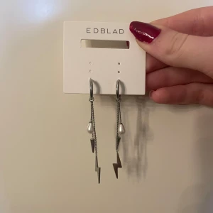 Edblad örhängen  - Säljer dessa örhängen ifrån Edblad, “Peak Hoops Multi Steel”. Örhängena är i nyskick, säljes då jag inte använder silver längre. Pris; 320 + frakt! Pris går att diskuteras🥰 