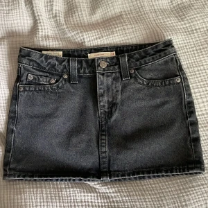 Levi’s mini skirt  - En jättesnygg kort och lågmidjade jeanskjol från Levi’s som är använd få gånger. Kjolen är i ett jättebra skick. Kom privat för fler bilder. Kjolen är i stl 24/xs. Nypris för kjolen är 699 och är slutsåld överallt.