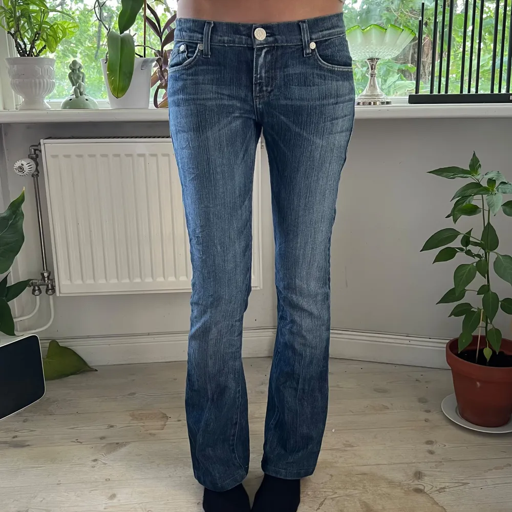 Rock & Republic lågmidjade bootcut jeans💗 Midjemåttet rakt över är 37cm. Innerbenslängden är 78cm. Benöppningen är 21cm. Modellen är 170cm lång.  Frågor är varmt välkomna💗 Mer liknande på profilen‼️ A12 232. Jeans & Byxor.