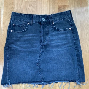 Jeanskjol - Fint skick! För liten för mig men sitter toppen och tycker inte att den hasade upp