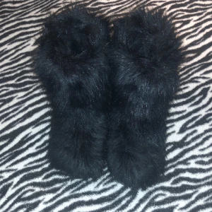 Pälskor  - Pälskor i storlek 38! Budgivning gäller! Använd fåtal gånger säljer för att jag har för många pälskor redan! Perfekt för vintern och går att använda ute!