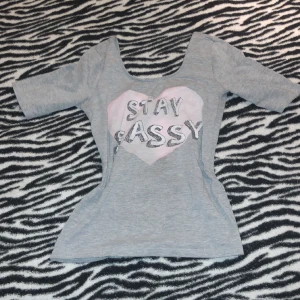 Söt topp - Som ny! Jättefin passform och en av mina favorit använder dessvärre inte plagget super mycket så därav tänkte jag sälja :(