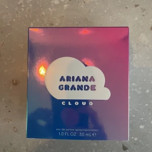 Arians Grande CLOUD Edp 30ml - Fick dubbla julklappar så säljer den ena vidare 🙃 Nypris 495kr Mer info här; https://www.kicks.se/ariana-grande/parfym/dam/parfym/cloud-edp-30-ml?dfw_tracker=92575-90546193&gad_source=1&gclid=EAIaIQobChMIrtPohITBgwMV8RqiAx1JNAVqEAQYASABEgIZwfD_BwE