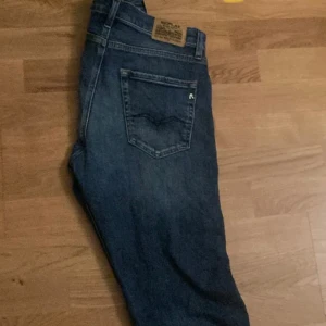 Replay jeans  - Bra skick 