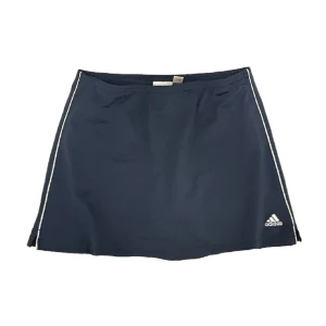 2000s vintage adidas kjol  - säljer denna ascoola vintage kjolen från adidas! den är i hyffsat bra skick! den har inbyggda shorts i. man kan ha på sig den som en vanlig kjol, som badkläder eller träningskjol. jag kan ge mått. om du har frågor så är det bara att kontakta mig!