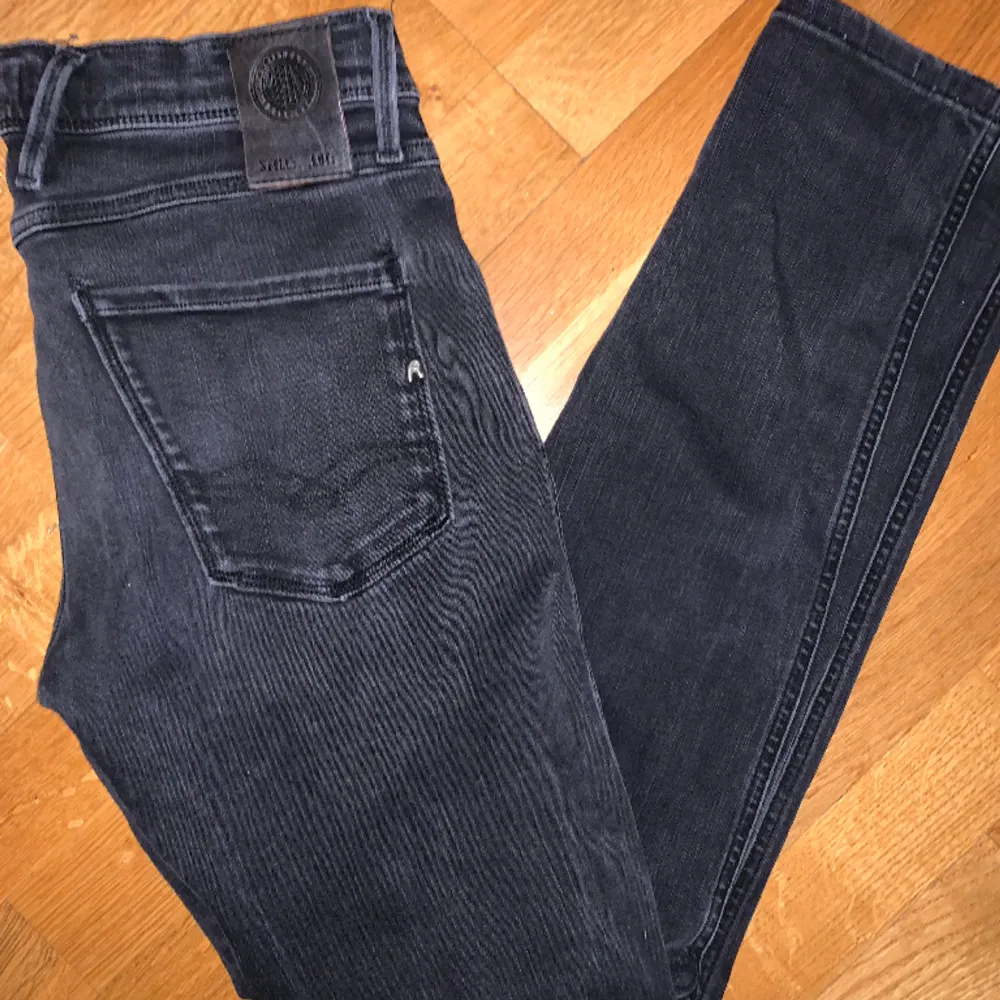 Tja säljer nu mina feta gråa replay jeans i modellen anbass, Jeansen har hyperflex då dom är riktigt sköna! Skicket är 8/10. Hör av dig för minsta fundering! :) . Jeans & Byxor.