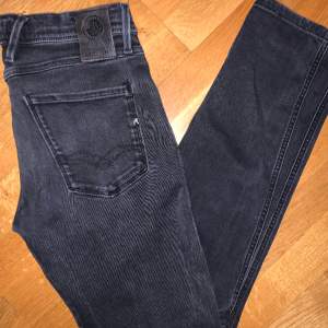 Tja säljer nu mina feta gråa replay jeans i modellen anbass, Jeansen har hyperflex då dom är riktigt sköna! Skicket är 8/10. Hör av dig för minsta fundering! :) 