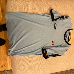 Ellesse t-shirt i s  - Snygg baby blue Ellesse t-shirt i storlek s äkta 