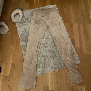 Juciy couture  - Jätte fina juciy byxor. Dem ser ut som nya! Anledningen varför jag säljer dessa är för att jag vill köpa ett annat par i en annan färg. Storlek: xs Färg: beige 