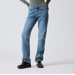 Säljer dessa jeans ifrån weekday i modellen ”pin” i storlek är W27 L30 för 150 kr. De är i fint skick. De är i mid waist. 