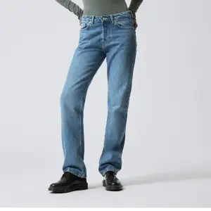 Säljer dessa jeans ifrån weekday i modellen ”pin” i storlek är W27 L30 för 150 kr. De är i fint skick. De är i mid waist. 