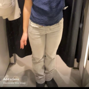 Lågmidjade jeans - Jätte snygga lågmidjade jeans från Gina tricot. Dem har en lite fläck längst ner vid foten som knappast syns (andra bilden) Perfekt längd på mig och jag är ungefär 175cm🥰