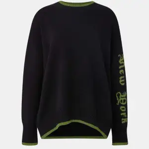 Säljer denna skit coola Cloeys New York sweater från Chloé Schuterman! Denna är helt slutsåld och kommer inte komma tillbaka så den är eftertraktad och omöjlig att få tag på därav priset!