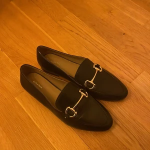 Loafers Other Stories - Säljer mina loafers från Other Stories då de inte kommer till användning då jag kände att de inte var min stil. Använda 2 ggr inomhus på jobbet. 