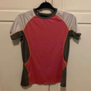 Tränings T-shirt  - Tränings T-shirt i väldigt fint skick