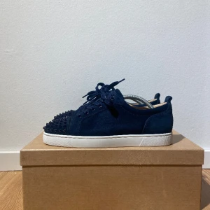 Christian Louboutin  - Säljer nu dessa stilrena och eftertraktade Christian Louboutin i en tidlös marinblå färg. Skorna är i väldigt bra skick och har inga skador. Vid köp av skorna tillkommer box, dustbag och extra nitar.Givetvis äkta. Tveka inte på att höra av vid frågor! 