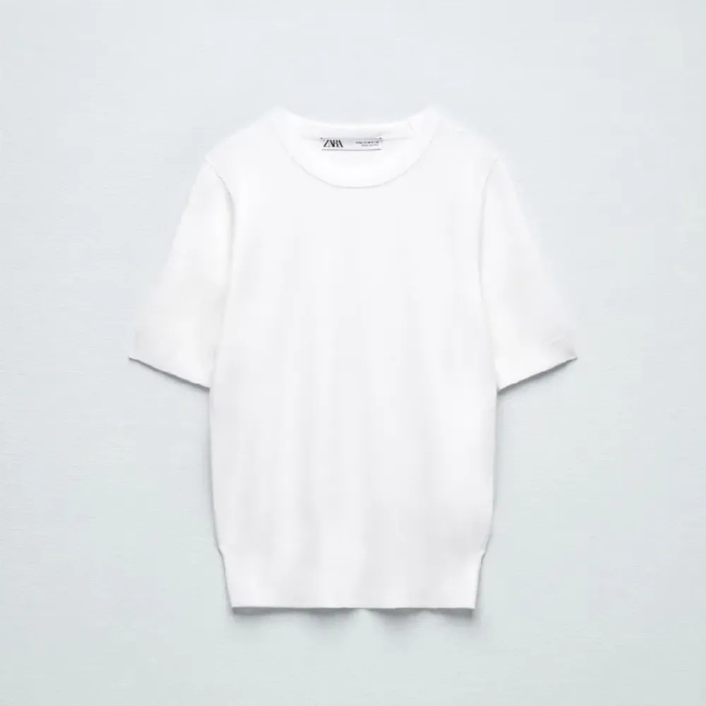 Säljer denna vita tunna sticksde t-shirten i storlek S. Jag själv upplever den som lite liten i storleken 😊 Säljer då den inte kommer till användning. Nypris 299 och jag säljer för 100 + frakt. Skriv privat för mer bilder!. T-shirts.