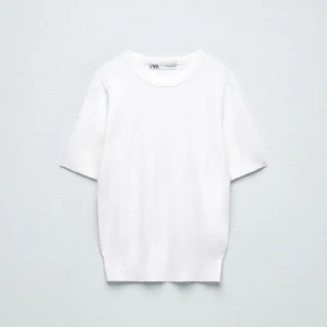 Stickad t-shirt  - Säljer denna vita tunna sticksde t-shirten i storlek S. Jag själv upplever den som lite liten i storleken 😊 Säljer då den inte kommer till användning. Nypris 299 och jag säljer för 100 + frakt. Skriv privat för mer bilder!