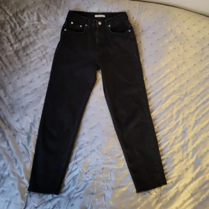 Jeans NAKD - Jeans från NAKD. Jättefint skick! Modellen är fransig längst ner på byxan. 💕