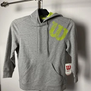 Träningshoodie Wilson - Helt ny träningströja Wilson. Storlek: 128 (8 år kille)