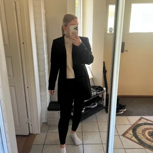 Zara kavaj - Kavaj från zara. I strl L dock är jag en S och den passar perfekt! Knappt använd. Köparen står för frakten!✉️